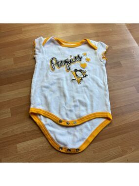 Pittsburgh penguins NHL one piece tshirt baby girl 3-6 months short sleeve